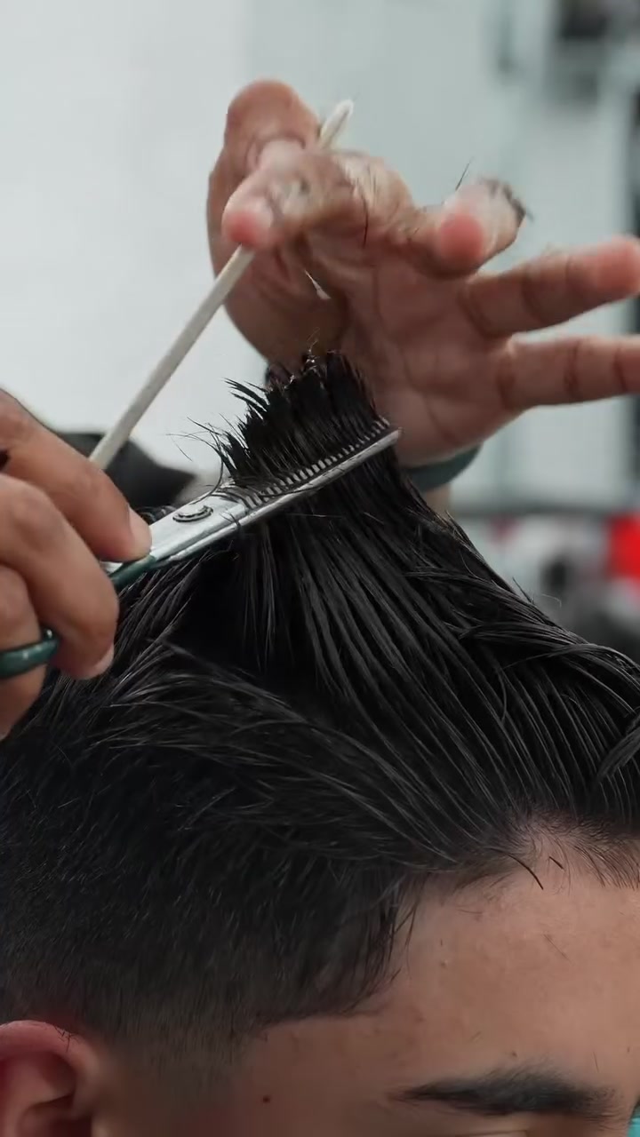 Detalle macro de corte a tijera con pelo mojado