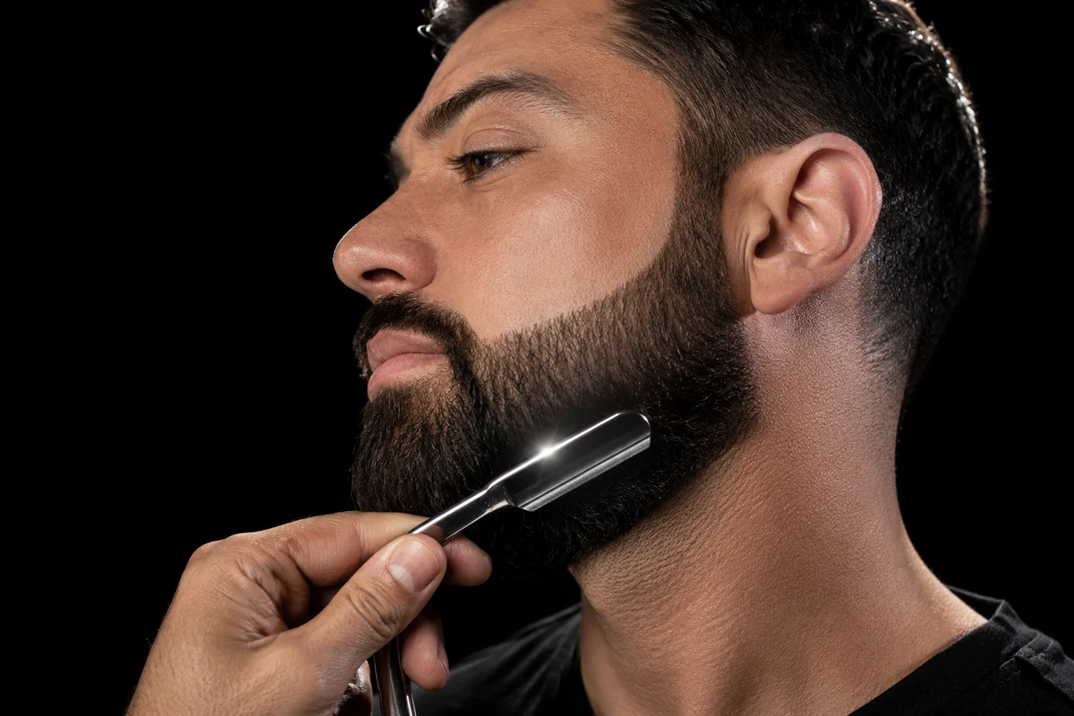 Perfilado de barba con navaja a mano en Next Level 47